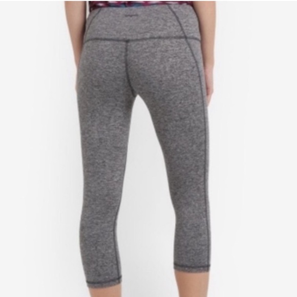 Patagonia Woman’s Heather Grey Centered Yoga Crop Leggings - Picture 2 of 14